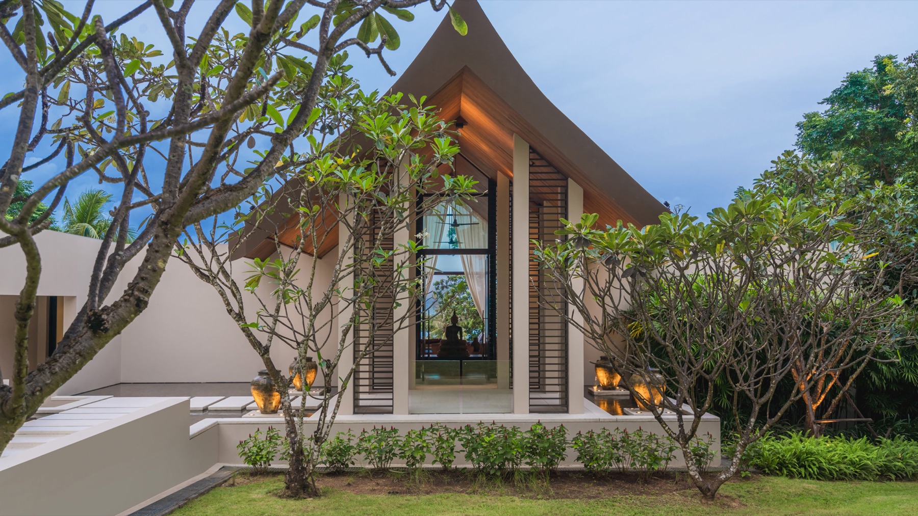 Garden arrival and vaulted entrance